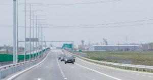 Lamelele verzi de pe autostrăzi: Inovație în siguranța rutieră nocturnă