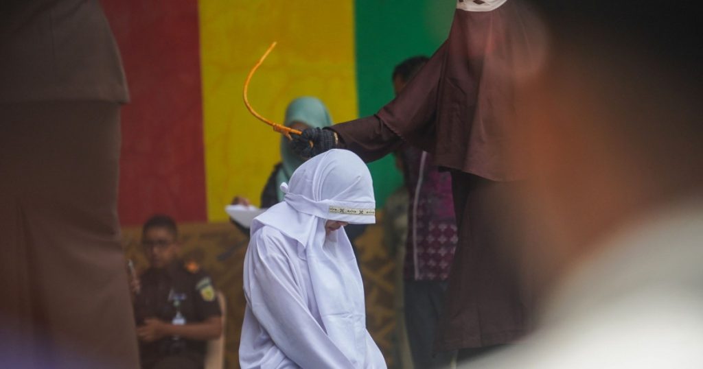 Pedeapsă publică brutală în Indonezia: O privire detaliată asupra biciuirilor din provincia Aceh