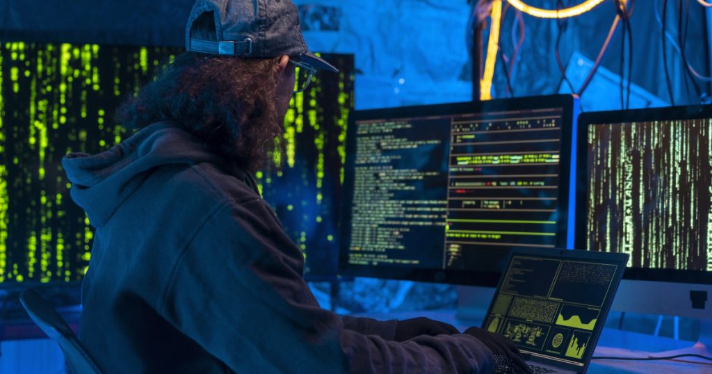 Atacurile DDoS: O Amenințare Cibernetică în Creștere și Cum Ne Protejăm Dispozitivele Personale