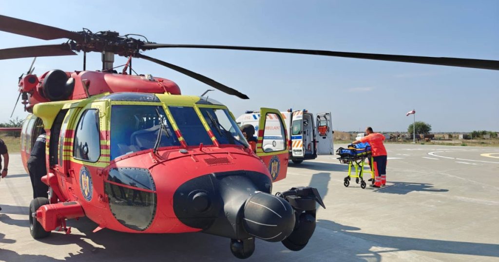 Intervenție de urgență în Marea Neagră: Elicopterul Black Hawk salvează o viață în zona Neptun Deep