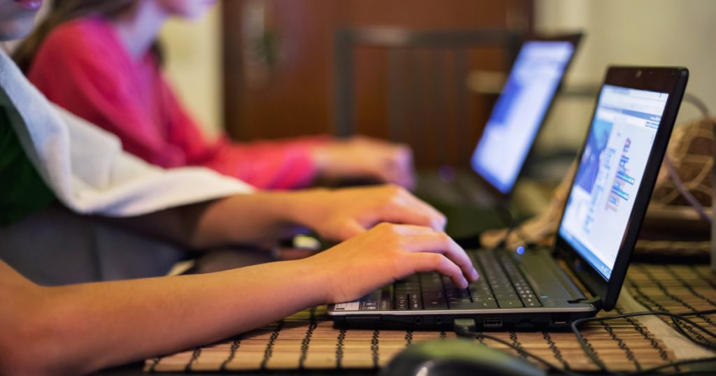România pe Ultimul Loc în UE: Provocările Competențelor Digitale în Era Tehnologiei
