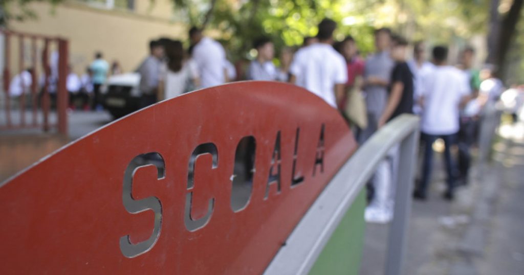 Impactul suspendării burselor sociale în vacanțele școlare: O analiză a declarațiilor premierului Ilie Bolojan