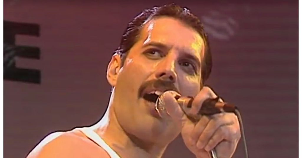 Costumele legendare ale lui Freddie Mercury: O călătorie prin istoria modei și muzicii