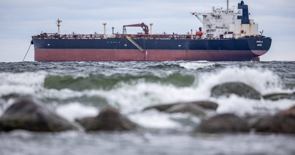 India se confruntă cu schimbări majore în aprovizionarea cu petrol: Impactul geopolitic și căutarea de alternative