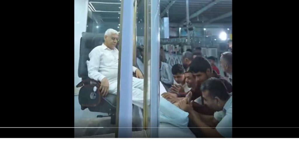 Controversa liderului spiritual indian Sant Rampal: O cabină de sticlă și picioare sărutate