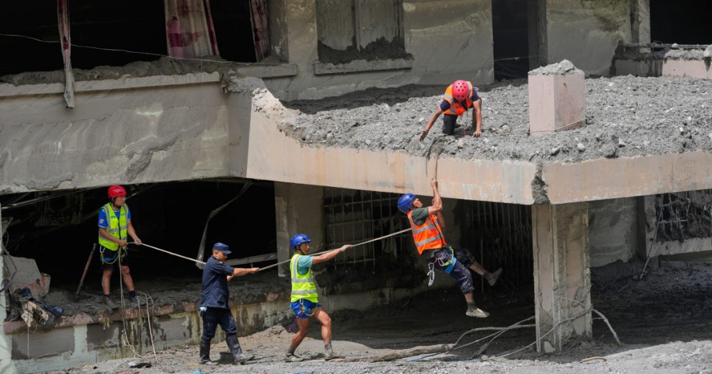 Povestea unui erou: Cum un profesor din Nepal a salvat 900 de elevi din calea inundațiilor devastatoare