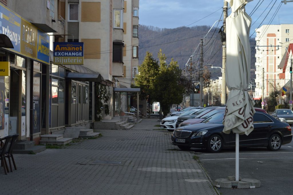 Tensiuni crescute în Bacău: Polițiști agresați în timpul intervenției și impactul asupra ordinii publice