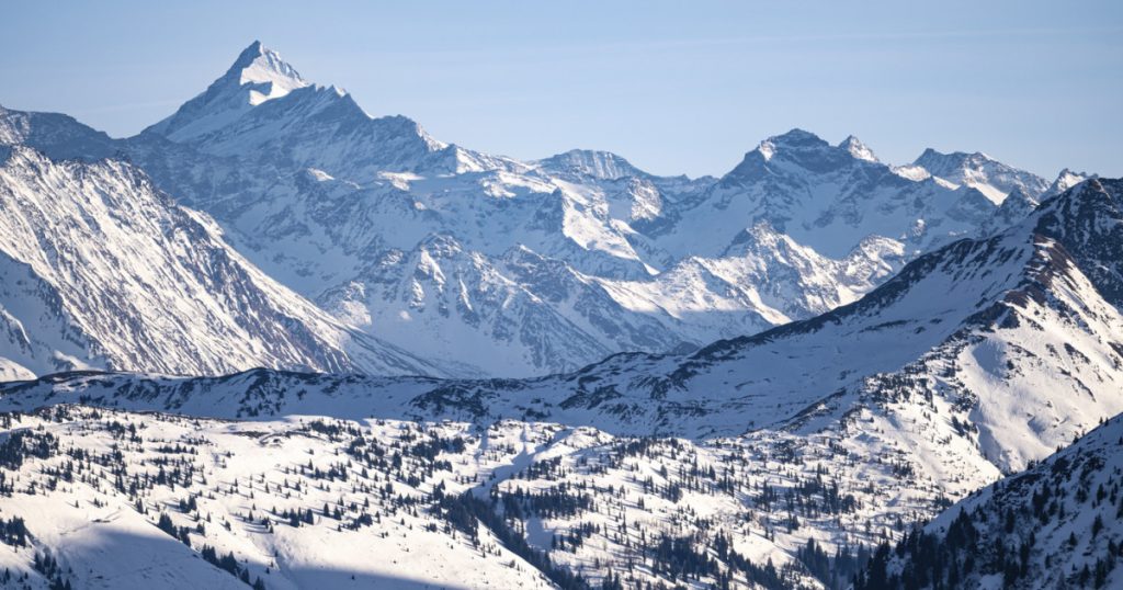 Eroii nevăzuți ai muntelui: Salvarea unui alpinist blocat la 3.000 de metri în Sierra Nevada