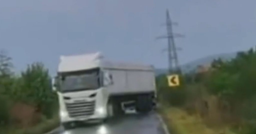 Accidentele rutiere și riscurile transportului greu: Analiza derapajului a două TIR-uri în Tulcea