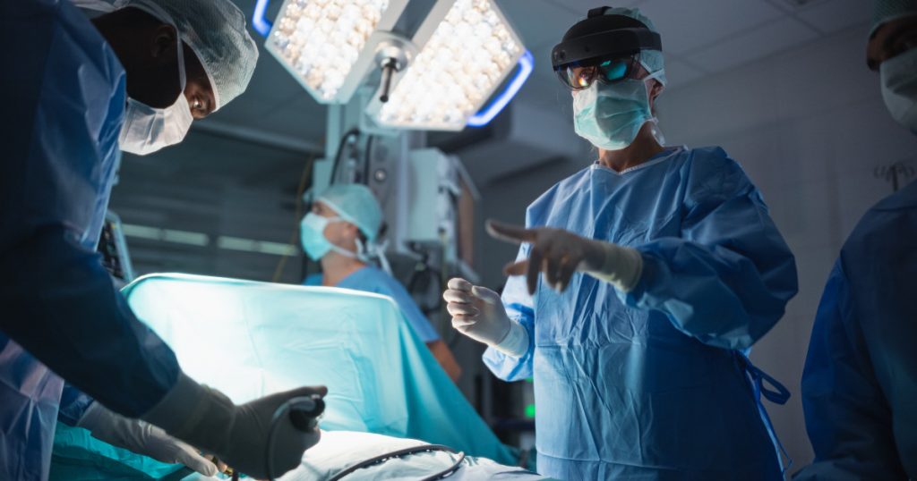 Revoluția în Chirurgie: Primul Pacient Operat pe Creier cu Ajutorul Inteligenței Artificiale în Timp Real