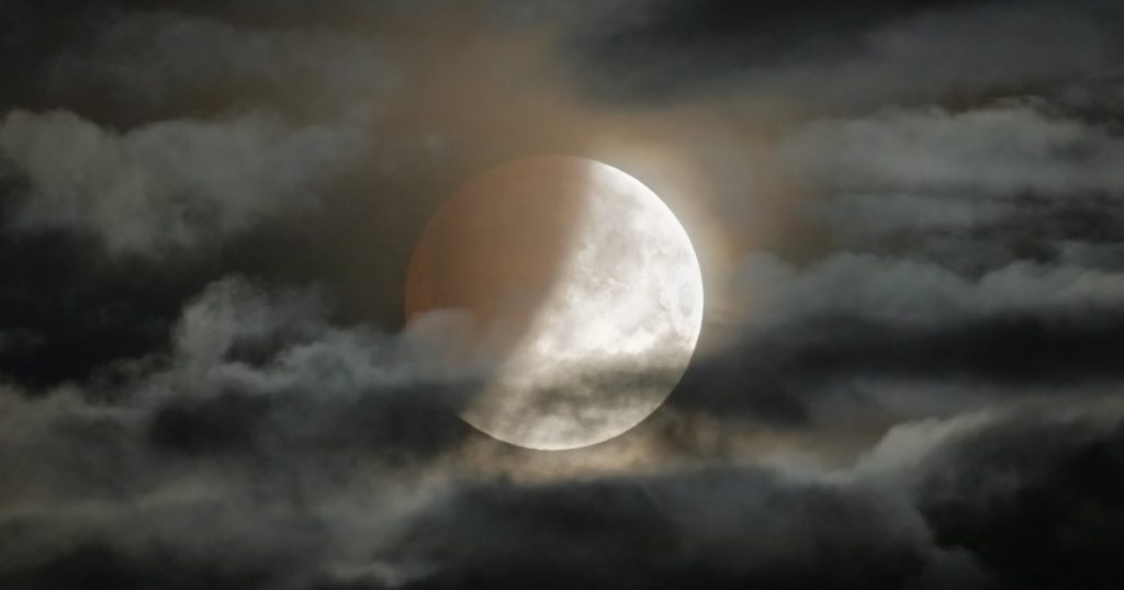 Eclipsa Parțială de Lună din 28 August 2026: O Privire Detaliată Asupra Fenomenului Astronomic și Impactul Său în România