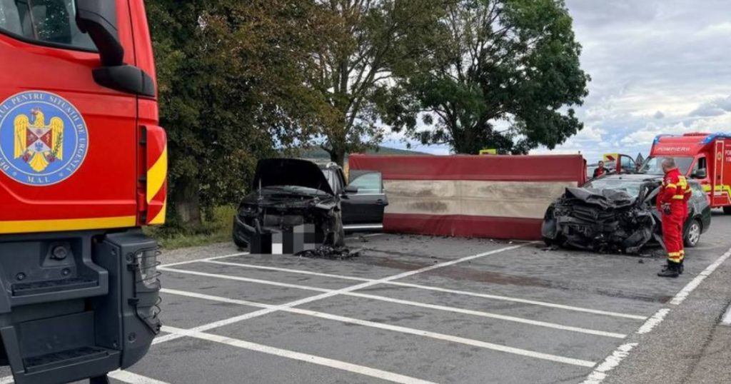 Tragedie pe DN15: Un accident rutier devastator ia două vieți și lasă patru răniți în urma sa