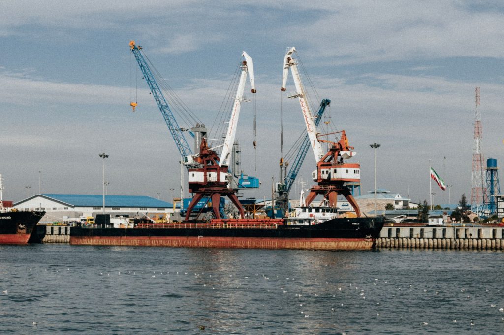 Tensiuni în Strâmtoarea Ormuz: Atac asupra unei nave comerciale iraniene și implicațiile regionale