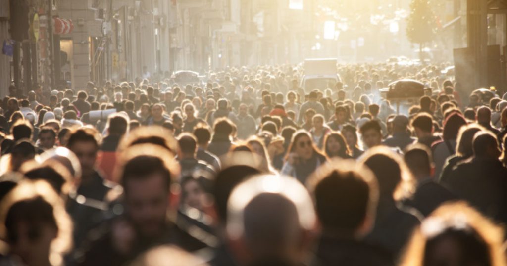 Deciziile financiare ale românilor în era digitală: Impactul inteligenței artificiale și al rețelelor sociale