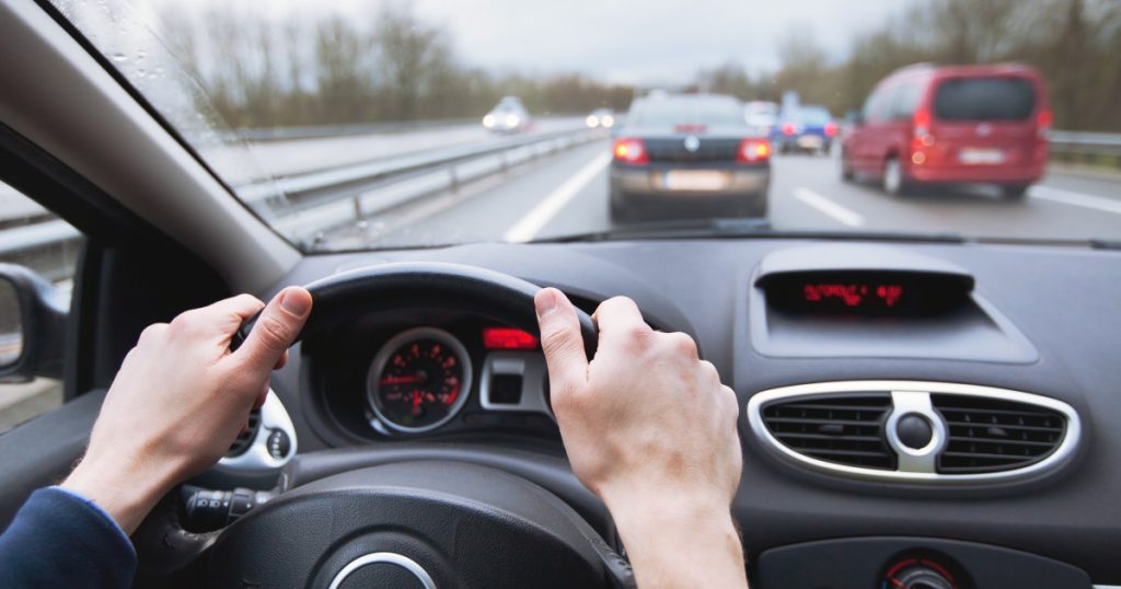 Importanța „Regulii celor două secunde” în siguranța rutieră: o metodă esențială pentru prevenirea accidentelor
