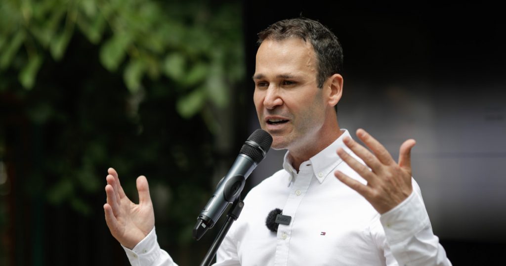 Strategiile Politice ale AUR și PSD: O Analiză a Legitimității și Jocurilor de Putere