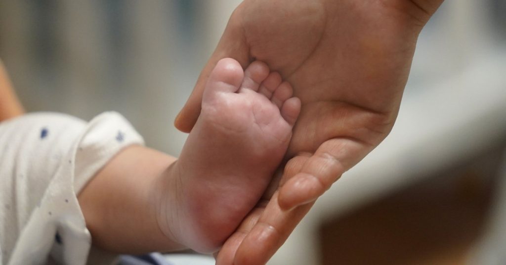 Nașterea unui miracol: O femeie din Grecia aduce pe lume un copil dintr-un embrion congelat timp de 22 de ani