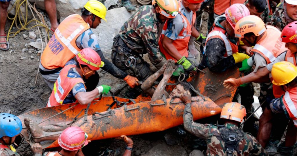 Supraviețuirea miraculoasă sub ruinele catastrofei din Nepal: Povestea celor doi bărbați care au înfruntat întunericul