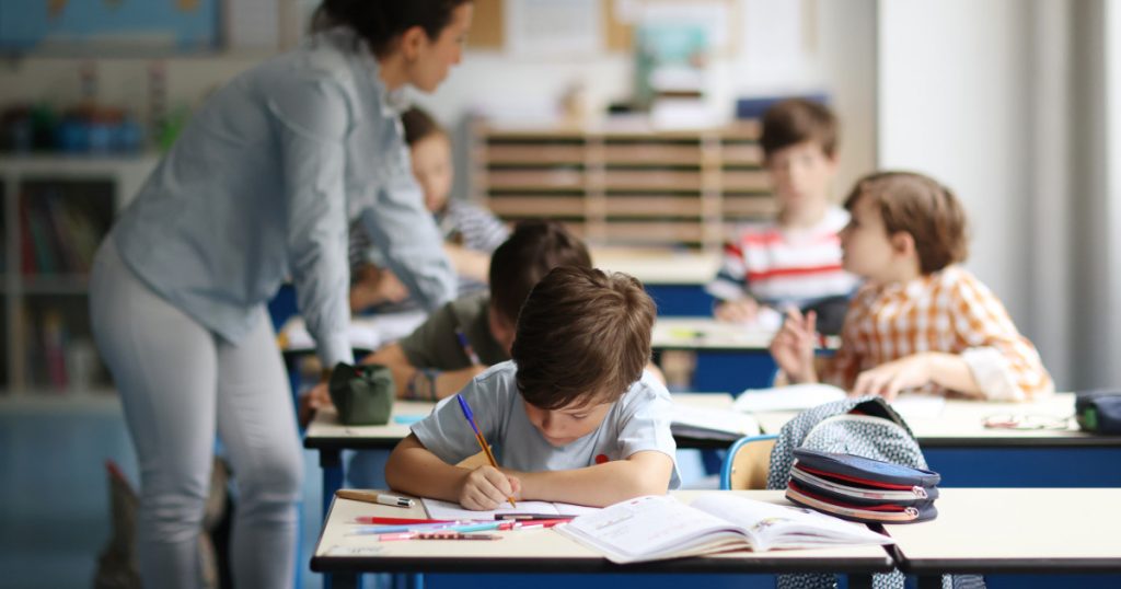Rechizite școlare gratuite 2026-2027: Oportunități și provocări pentru familiile cu venituri reduse