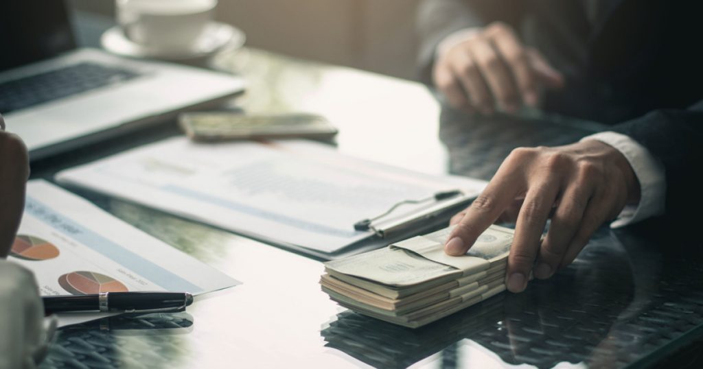 Conflictele financiare în familie: cum sprijinul inegal creează rivalitate și neînțelegeri