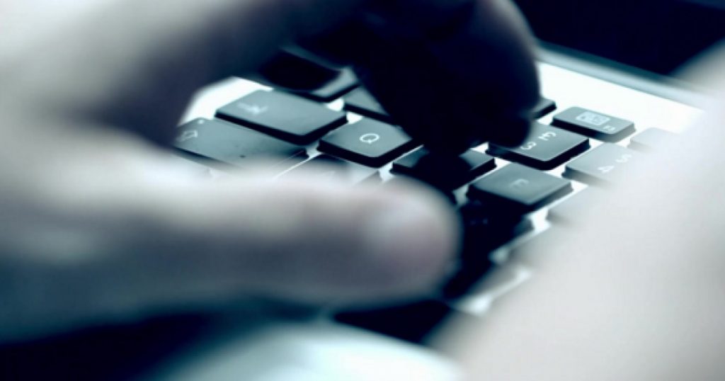 Înșelăciuni online: Cum hackerii folosesc oferte false de angajare pentru a obține acces la informații sensibile
