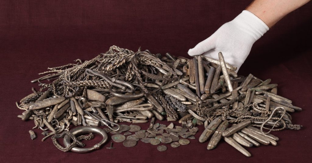 Descoperirea Unui Tezaur Viking: O Fereastră În Istoria Danemarcei