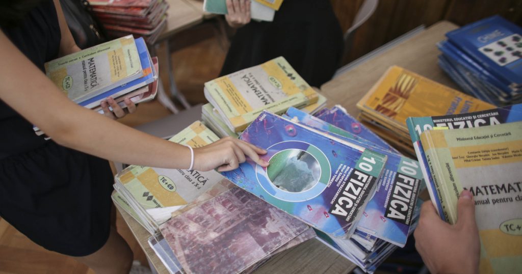 Elevii de clasa a IX-a încep liceul fără manuale: Provocări și soluții în educația românească