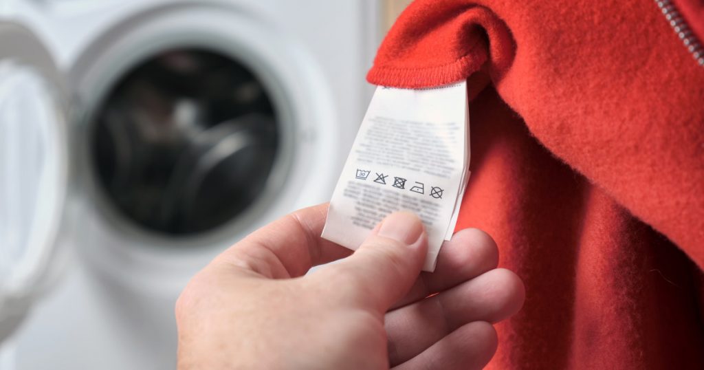 Importanța simbolurilor de pe etichetele hainelor: Cum să îngrijim corect articolele vestimentare pentru a evita deteriorarea