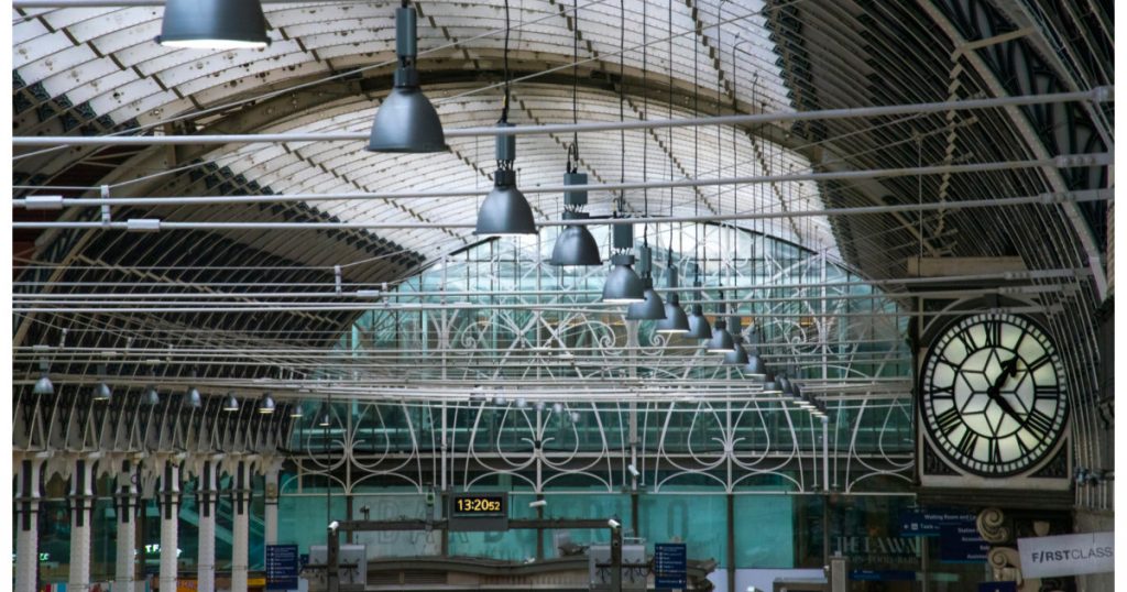 Incendiul din zona Paddington: Impactul asupra transportului feroviar din Londra și implicațiile pentru pasageri