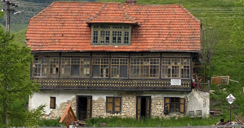 Transformarea unei clădiri istorice din Șirnea într-un pub englezesc: Proiectul lui Charlie Ottley în onoarea Regelui Charles al III-lea