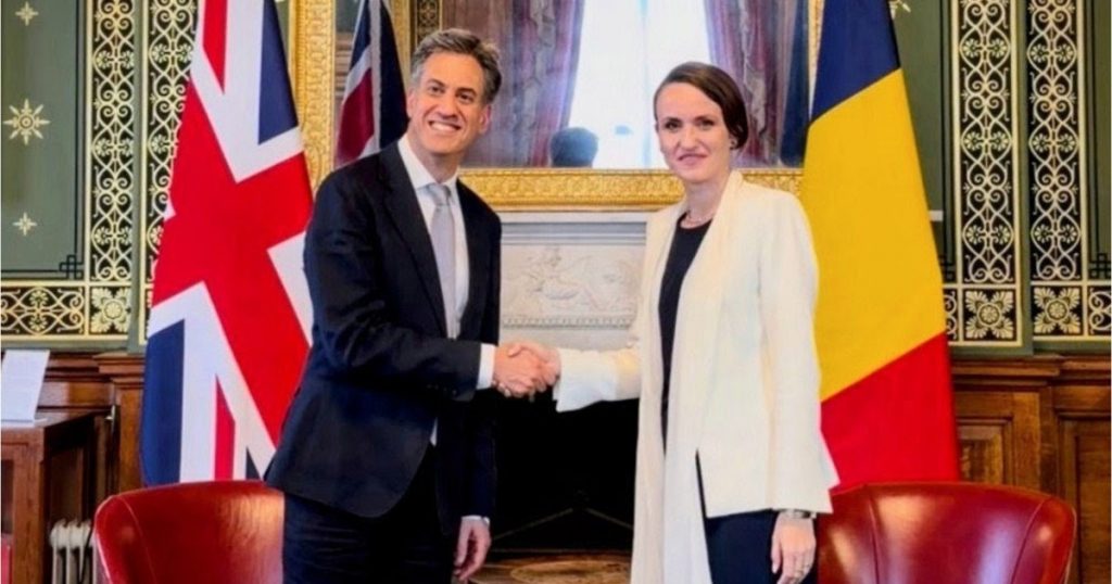 Întâlnirea dintre Oana Țoiu și Ed Miliband: O analiză a relațiilor româno-britanice și a impactului asupra diasporei