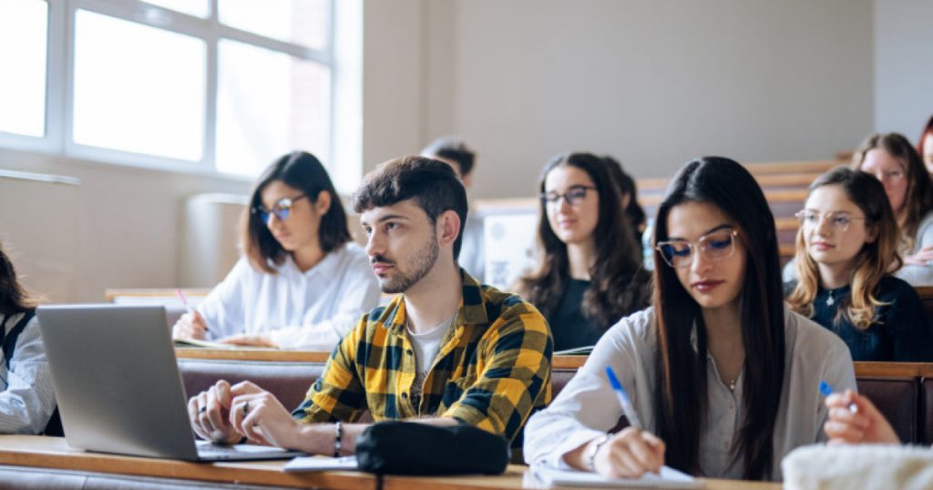 Structura Anului Universitar 2026-2027: Când Încep Cursurile și Cum Sunt Programate Vacanțele Studenților