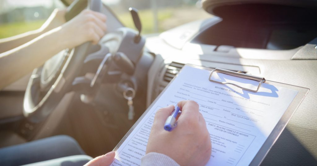 Măsuri mai stricte pentru obținerea permisului de conducere: Implicații și perspective asupra noilor manevre obligatorii