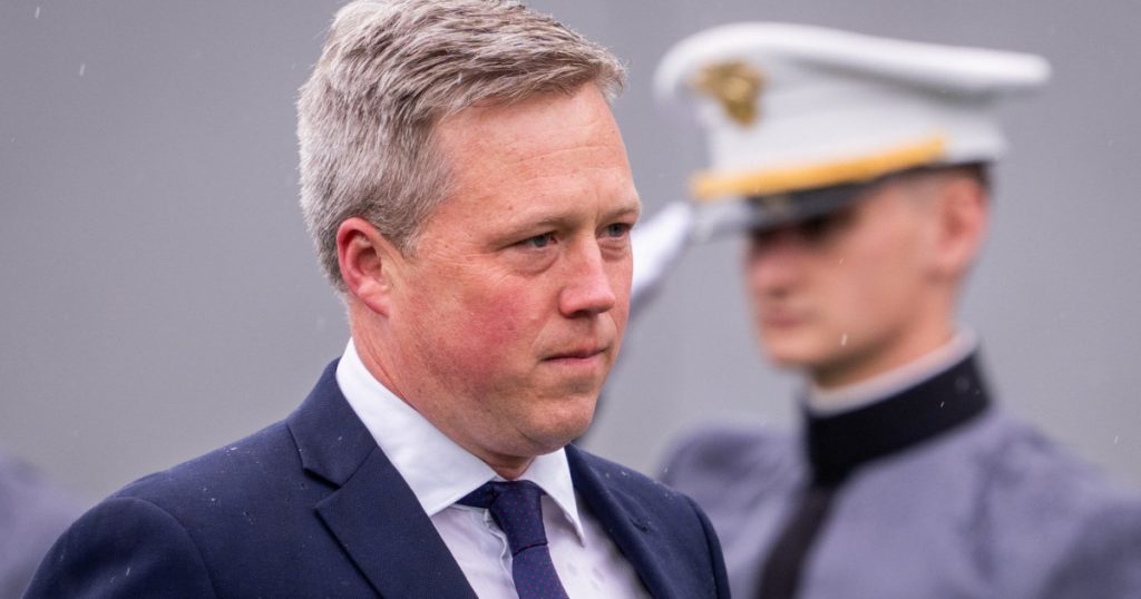 Demisia Secretarului Armatei SUA: Context și Implicații ale Plecării lui Dan Driscoll