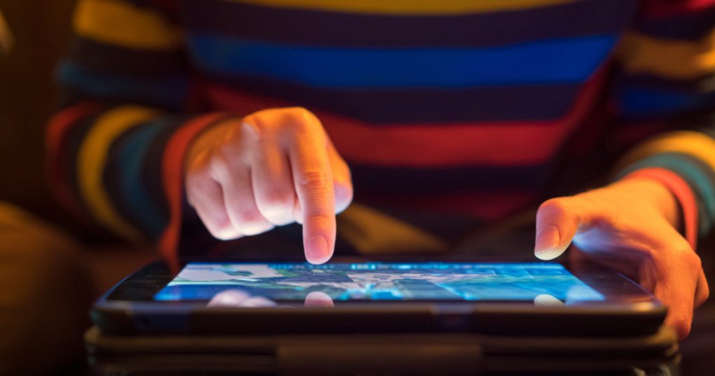 Măsuri radicale pentru protecția minorilor în era digitală: Comisia Europeană pregătește interdicții pentru rețelele sociale și chatboturile AI