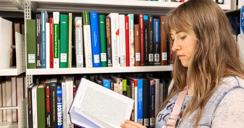 Inovația lecturii: Cum Singapore își plătește cetățenii să citească pentru a promova educația și sănătatea mentală