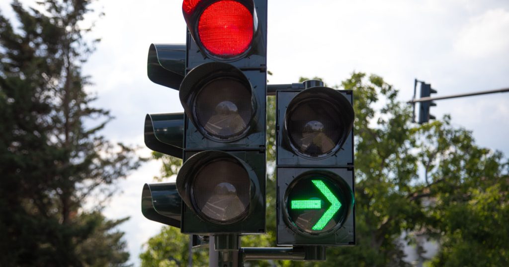 Interpretarea Semaforului Verde Intermitent: Drepturi și Obligații pentru Șoferi în Intersecții