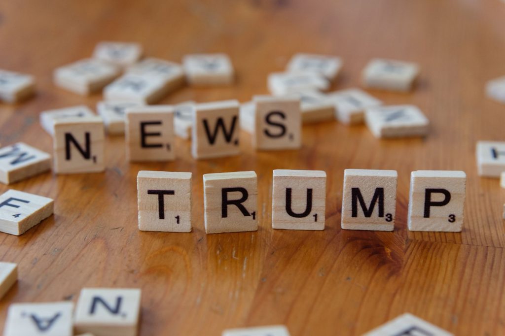 Războiul lui Trump cu Mass-Media: Implicațiile Interzicerii Accesului Jurnaliștilor la Casa Albă