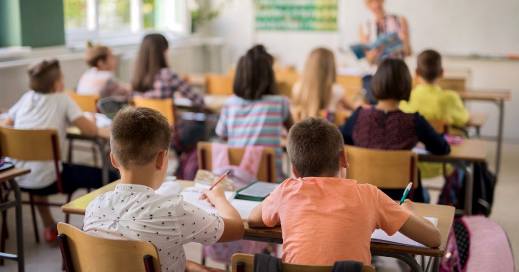 Minivacanța din octombrie: O oportunitate de relaxare pentru elevi și o analiză a impactului asupra educației