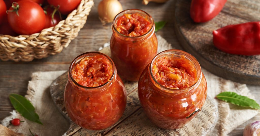 Zacusca Tradițională: Secretele și Prepararea Unui Deliciu Românesc pentru Iarnă