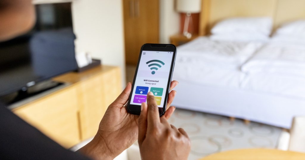 Riscurile rețelelor Wi-Fi gratuite: Cum să te protejezi de furtul de date în spații publice