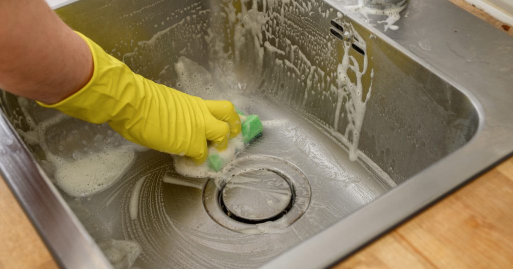 Îngrijirea Chiuvetei din Inox: Soluții Eficiente pentru Petele de Apă și Depunerile de Calcar