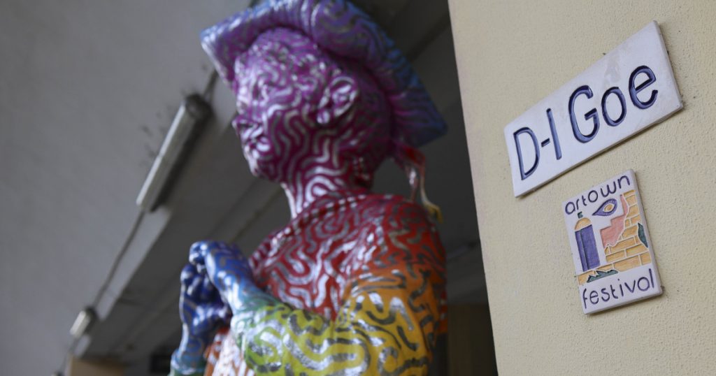 Controversa artistică de la Ploiești: Statuia Domnului Goe și vopseaua curcubeului – un simbol al conflictului cultural