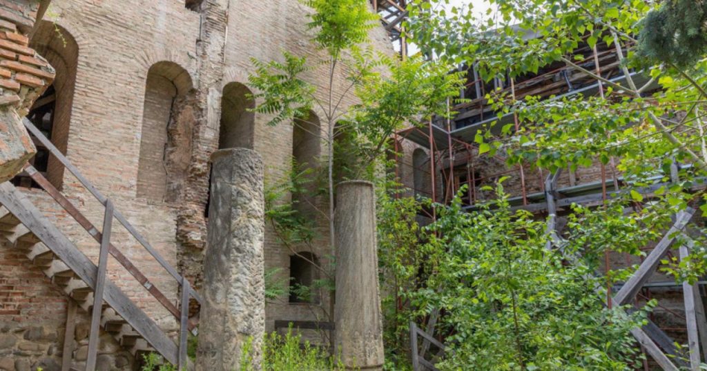 Curtea Veche din București: Restaurarea unui simbol medieval și provocările sale contemporane