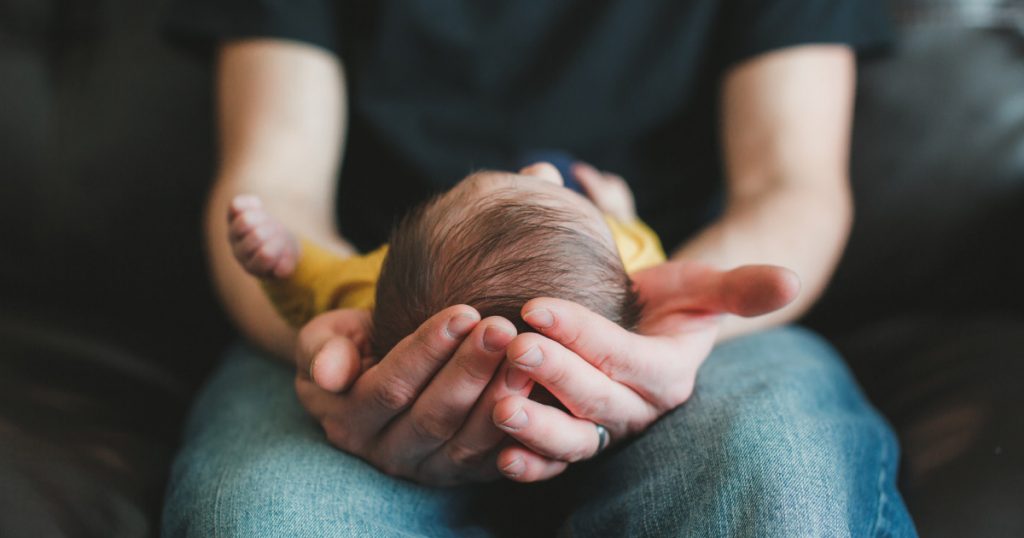 Transformarea rolului tatălui în societatea românească: mai mulți tați aleg concediul pentru creșterea copilului