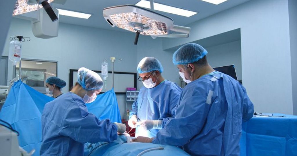 Povestea unei tinere: Lupta cu cancerul colorectal și importanța tratamentului multimodal