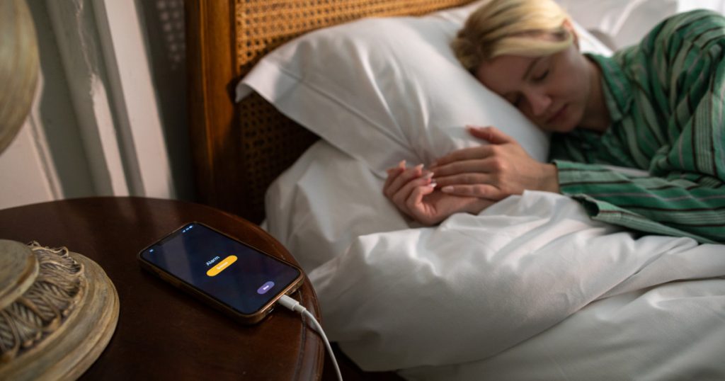 Încărcarea telefonului peste noapte: Impactul asupra bateriei și riscurile asociate