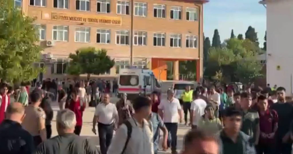 Atac armat lângă un liceu din vestul Turciei: o tragedie care pune în discuție siguranța școlară și contextul social