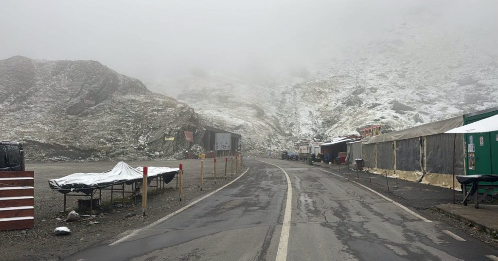 Primul Zăpadă pe Transfăgărășan: Ce Înseamnă pentru Șoferi și Turismul Montan