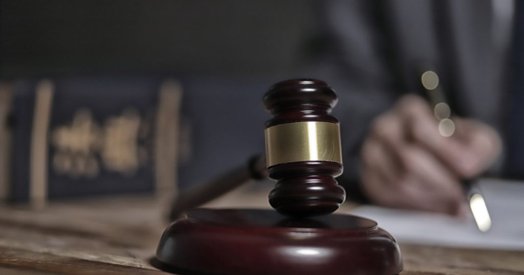 Corupția în Albania: Suspendarea șefei serviciilor secrete și implicațiile unei anchete în curs